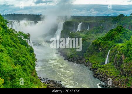 Iguazu Wasserfälle von der brasilianischen Seite aus gesehen Stockfoto