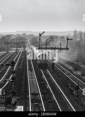 DB Cargo Rail UK Baureihe 60 Lokomotive 60015 mit einem Güterzug aus Öltanks, der das Signal der großen Sattelhalterung in Barnetby, Lincs, Stockfoto