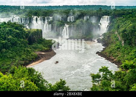 Teil der Iguazu Fälle von der brasilianischen Nationalpark gesehen Stockfoto