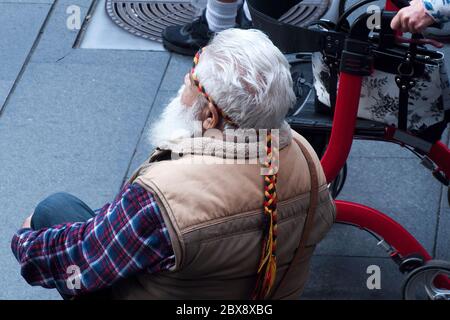 Sydney Australien Jun 6 2020,Aboriginal Elder beobachtet die Unterstützung von schwarzen Leben, schwarze Todesfälle in Haft und gegen Rassismus Kundgebung Stockfoto