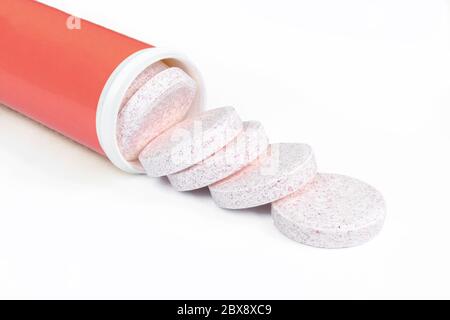 Brausetabletten und rote Verpackungsröhre isoliert auf weißem Hintergrund. Vitamine Stockfoto