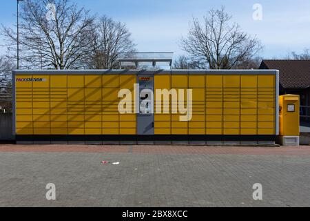 DHL Packstation, wo Kunden ihre Bestellung selbst abholen und auch Pakete versenden können Stockfoto
