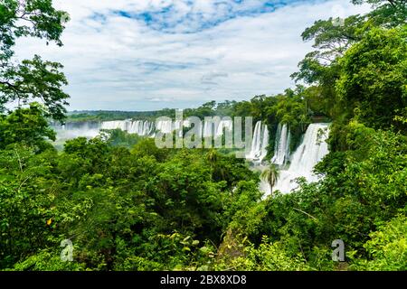 Teil der Iguazu Wasserfälle vom Argentinischen Nationalpark aus gesehen Stockfoto