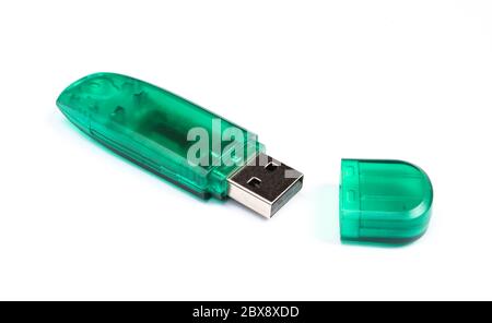 Grüner usb-Stick auf weißem Hintergrund isoliert. Austauschbares Flash-Laufwerk Stockfoto