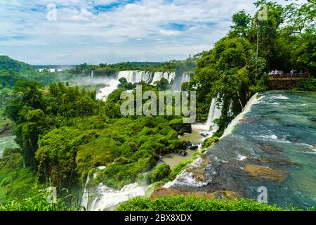 Teil der Iguazu Wasserfälle vom Argentinischen Nationalpark aus gesehen Stockfoto