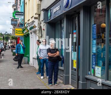 Bandon, West Cork, Irland. Juni 2020. Leute Schlange vor Boots Pharmacy auf Bandon Main Street wegen Covid-19. Credit: AG News/Alamy Live News Stockfoto