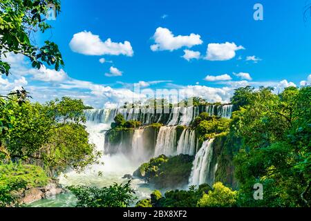 Teil der Iguazu Wasserfälle vom Argentinischen Nationalpark aus gesehen Stockfoto