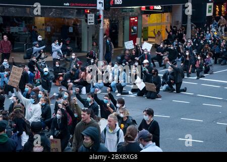 Sydney Australien 6. Juni 2020, Protestkundgebung gegen schwarze Todesfälle in Haft und schwarze Leben sind wichtig, um 4:30 Uhr knieten über 10,000 Demonstranten auf ein Knie Stockfoto