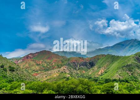 Farbenfrohe Berge im Parque Nacional Los Cardones (Nationalpark) in der Salta Provence, Argentinien Stockfoto