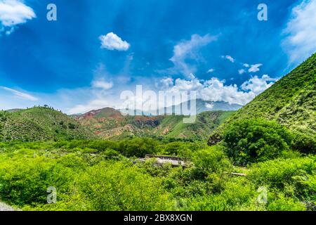 Farbenfrohe Berge im Parque Nacional Los Cardones (Nationalpark) in der Salta Provence, Argentinien Stockfoto