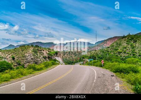 Verlassene Route 40 durch farbenvolle Berge im Parque Nacional Los Cardones (Nationalpark) in der Salta Provence, Argentinien Stockfoto