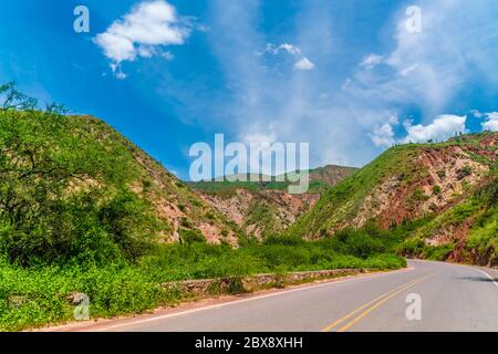 Verlassene Route 40 durch farbenvolle Berge im Parque Nacional Los Cardones (Nationalpark) in der Salta Provence, Argentinien Stockfoto