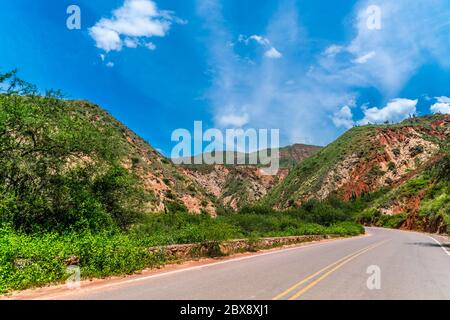 Verlassene Route 40 durch farbenvolle Berge im Parque Nacional Los Cardones (Nationalpark) in der Salta Provence, Argentinien Stockfoto