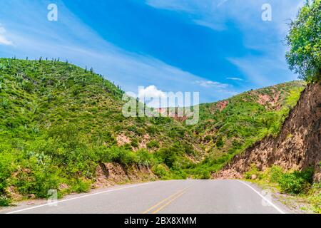 Verlassene Route 40 durch farbenvolle Berge im Parque Nacional Los Cardones (Nationalpark) in der Salta Provence, Argentinien Stockfoto