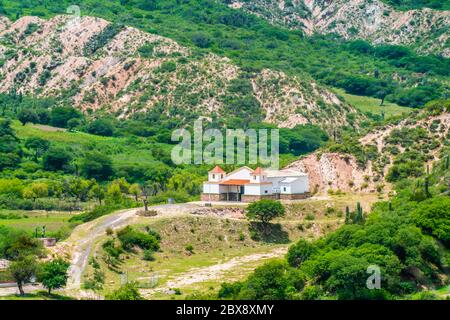 Alte Kirche zwischen den farbenvollen Bergen im Parque Nacional Los Cardones (Nationalpark) in der Salta Provence, Argentinien Stockfoto