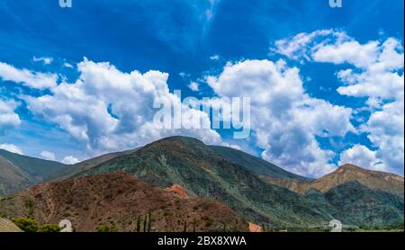 Farbenfrohe Berge im Parque Nacional Los Cardones (Nationalpark) in der Salta Provence, Argentinien Stockfoto