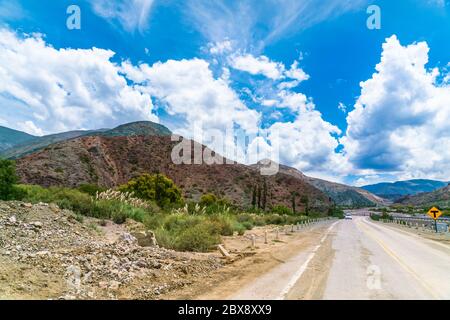 Verlassene Route 40 durch farbenvolle Berge im Parque Nacional Los Cardones (Nationalpark) in der Salta Provence, Argentinien Stockfoto