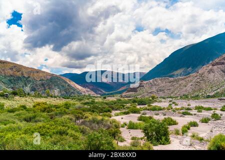 Farbenfrohe Berge im Parque Nacional Los Cardones (Nationalpark) in der Salta Provence, Argentinien Stockfoto