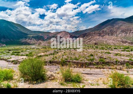 Farbenfrohe Berge im Parque Nacional Los Cardones (Nationalpark) in der Salta Provence, Argentinien Stockfoto