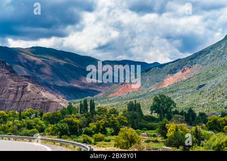 Verlassene Route 40 durch farbenvolle Berge im Parque Nacional Los Cardones (Nationalpark) in der Salta Provence, Argentinien Stockfoto