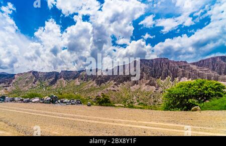 Farbenfrohe Berge im Parque Nacional Los Cardones (Nationalpark) in der Salta Provence, Argentinien Stockfoto