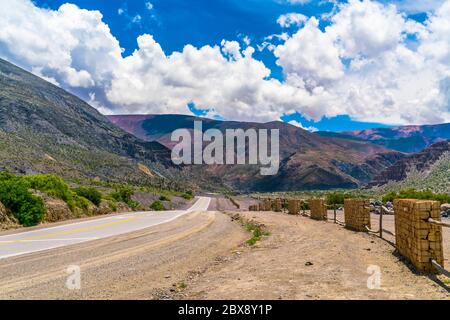 Verlassene Route 40 durch farbenvolle Berge im Parque Nacional Los Cardones (Nationalpark) in der Salta Provence, Argentinien Stockfoto