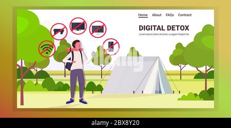 Reisende mit Rucksack hält Kompass Gadgets in roten Verbotszeichen digitale Entgiftung Konzept Kerl Wanderer Verlassen Geräte Campingplatz Hintergrund horizontal volle Länge Kopie Raum Vektor Illustration Stock Vektor