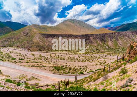 Verlassene Route 40 durch farbenvolle Berge im Parque Nacional Los Cardones (Nationalpark) in der Salta Provence, Argentinien Stockfoto