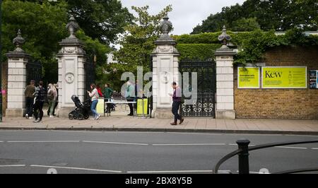 London, Großbritannien. 6. Juni 2020 der Royal Botanic Gardens, Kew, öffnet seine Türen zum ersten Mal seit der Sperrung für die Öffentlichkeit. Der Eintritt ist nur für Mitglieder und NHS-Mitarbeiter auf Zeitfenster beschränkt. Sie sind an diesem Wochenende ausverkauft. Andrew Fosker / Alamy Live News Stockfoto