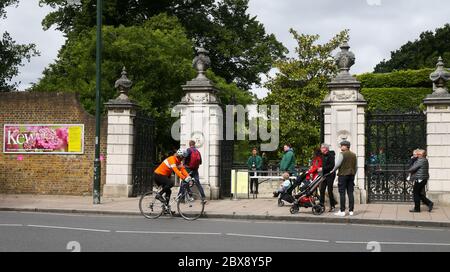 London, Großbritannien. 6. Juni 2020 der Royal Botanic Gardens, Kew, öffnet seine Türen zum ersten Mal seit der Sperrung für die Öffentlichkeit. Der Eintritt ist nur für Mitglieder und NHS-Mitarbeiter auf Zeitfenster beschränkt. Sie sind an diesem Wochenende ausverkauft. Andrew Fosker / Alamy Live News Stockfoto