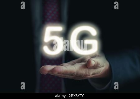 Geschäftsmann hält 5G-Netzschnittstelle Logo auf der Hand Stockfoto