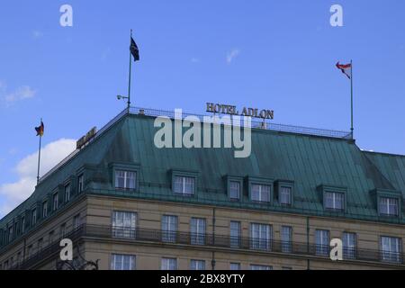 Berlin, Deutschland - 02. Juli 2020: Hotel Adlon Kempinski Beschilderung. Luxushotel in Berlin Stockfoto