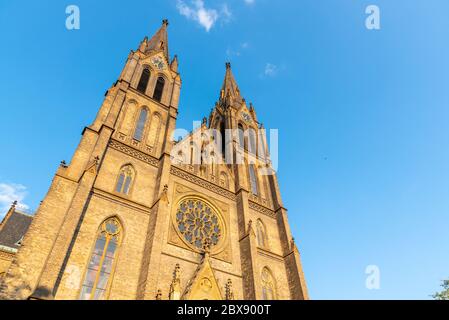 Kirche der Heiligen Ludmila auf dem Friedensplatz, auch bekannt als Namesti Miru, in Prag, Tschechische Republik. Stockfoto