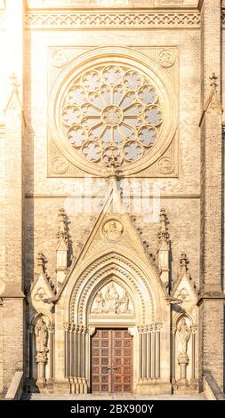 Haupttor und Portal der Kirche St. Ludmila auf dem Friedensplatz, auch bekannt als Namesti Miru, in Prag, Tschechische Republik. Stockfoto