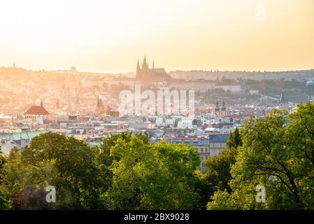 Prager Stadtbild mit der Prager Burg bei Sonnenuntergang im Sommer. Blick vom Rieger-Garten, Prag, Tschechische Republik. Stockfoto