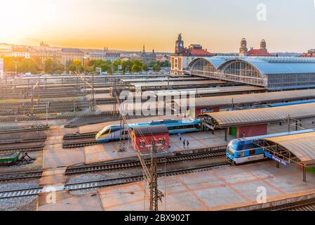 PRAG, TSCHECHISCHE REPUBLIK - 17. AUGUST 2018: Prager Hauptbahnhof, Hlavni nadrazi, mit historischen Gebäuden und Prager Burg im Hintergrund bei Sonnenuntergang. Prag, Tschechische Republik. Stockfoto