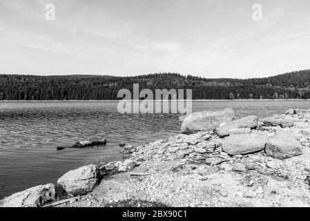 Bergwasserreservoir Josefuv Dul, auch bekannt als Josefodolska-Talsperre, Isergebirge, Tschechische Republik. Sonniger Sommertag. Schwarzweiß-Bild. Stockfoto