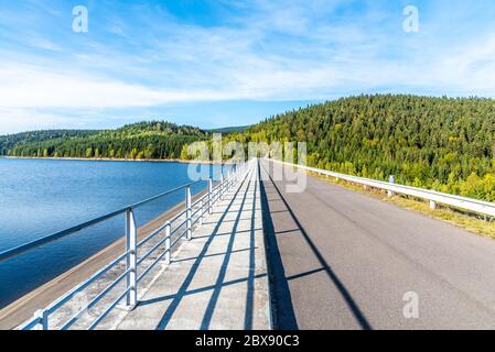 Josefuv Dul-Staudamm, Erdstaudamm im Isergebirge mit Asphaltstraße auf der Spitze, Tschechische Republik. Sonniger Sommertag. Stockfoto