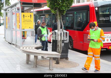 London, Großbritannien. 6. Juni 2020 Arbeiter desinfizieren die Mülleimer vor der Richmond Station. Die Anleitung zur Gesichtsbedeckung wird ab dem 15. Juni 2020 obligatorisch. Andrew Fosker / Alamy Live News Stockfoto