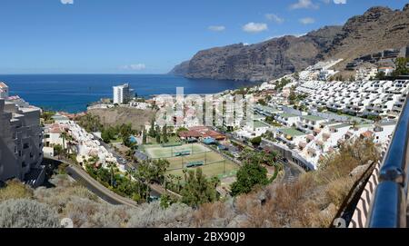 Am Nachmittag Panoramablick von Los Gigantes, Gigantes Klippen und Meer vom Aussichtspunkt an der Avenue 5. Centanario, auf der Insel Teneriffa, Kanarische Inseln, Spanien. Stockfoto