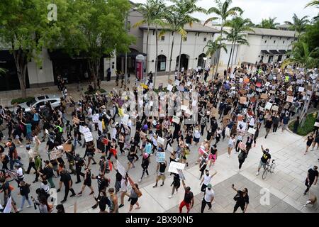 Wynwood, FL, USA. Juni 2020. Während der Proteste gegen George Floyd am 5. Juni 2020 in Wynwood, Florida, werden Demonstranten mit Schildern und Demonstrationen gesehen. Quelle: Mpi04/Media Punch/Alamy Live News Stockfoto