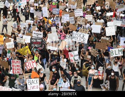 Wynwood, FL, USA. Juni 2020. Während der Proteste gegen George Floyd am 5. Juni 2020 in Wynwood, Florida, werden Demonstranten mit Schildern und Demonstrationen gesehen. Quelle: Mpi04/Media Punch/Alamy Live News Stockfoto