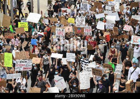 Wynwood, FL, USA. Juni 2020. Während der Proteste gegen George Floyd am 5. Juni 2020 in Wynwood, Florida, werden Demonstranten mit Schildern und Demonstrationen gesehen. Quelle: Mpi04/Media Punch/Alamy Live News Stockfoto