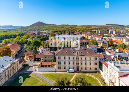 Luftaufnahme von Litomerice vom Glockenturm der Kathedrale am sonnigen Sommertag, Tschechische Republik. Stockfoto