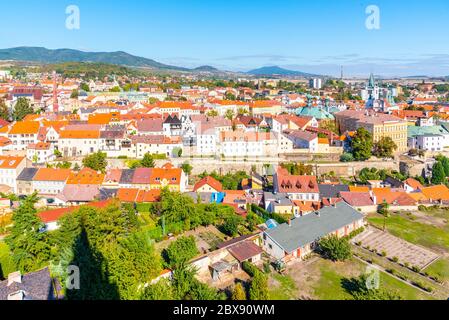 Luftaufnahme von Litomerice vom Glockenturm der Kathedrale am sonnigen Sommertag, Tschechische Republik. Stockfoto