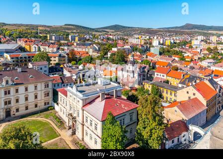 Luftaufnahme von Litomerice vom Glockenturm der Kathedrale am sonnigen Sommertag, Tschechische Republik. Stockfoto