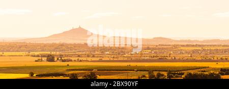 Burgruine Hazmburk in der Mitte von Ceske Stredohori, auch Mittelböhmische Hochland genannt. Landschaft mit typischen stacheligen Hügeln vulkanischen Ursprungs, Tschechische Republik. Stockfoto