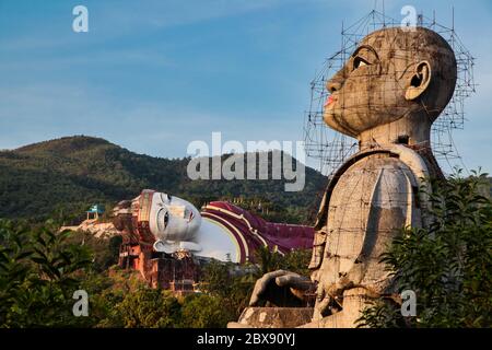 Yadana Daung Tempel in Mawlamyine. Myanmar, ehemaliges Birma. Der größte sich zurückhalende Buddha der Welt Stockfoto