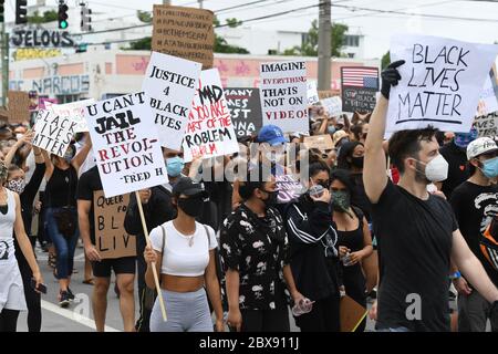 Wynwood, FL, USA. Juni 2020. Während der Proteste gegen George Floyd am 5. Juni 2020 in Wynwood, Florida, werden Demonstranten mit Schildern und Demonstrationen gesehen. Quelle: Mpi04/Media Punch/Alamy Live News Stockfoto