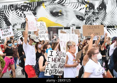 Wynwood, FL, USA. Juni 2020. Während der Proteste gegen George Floyd am 5. Juni 2020 in Wynwood, Florida, werden Demonstranten mit Schildern und Demonstrationen gesehen. Quelle: Mpi04/Media Punch/Alamy Live News Stockfoto